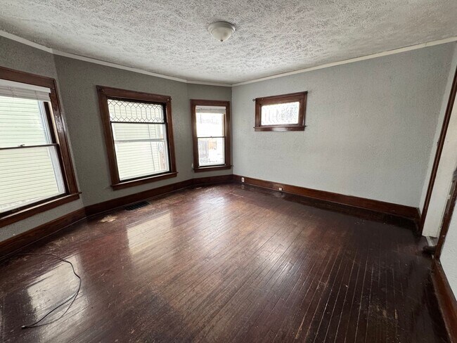 Building Photo - 4 bedroom 1 bath house in Rock Island