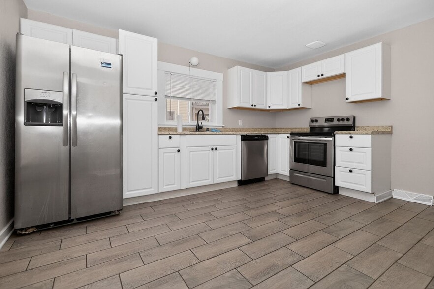 Building Photo - 1631 W Custer Ave