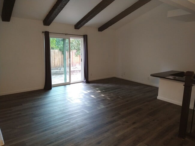 Building Photo - 4 Bedroom Townhouse - Ideal for Chapman St...