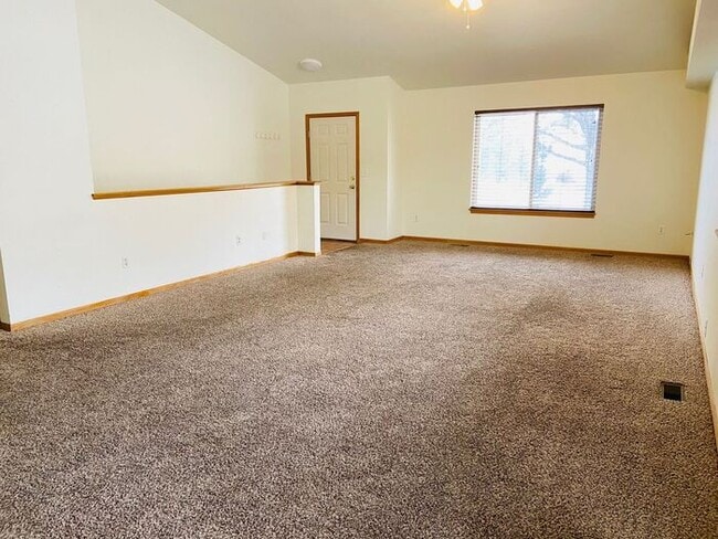Building Photo - 4 Bedroom, 3 Bath Ranch Style Home with 2 ...