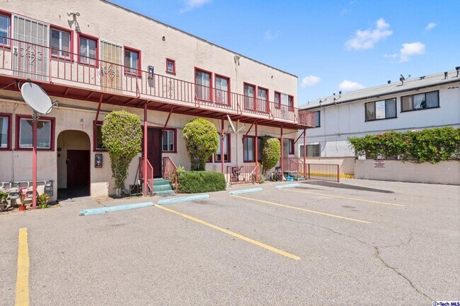 Building Photo - 318 E Palmer Ave