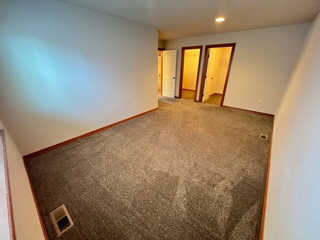 Building Photo - 3 bed/2.5 bath townhome! Double garage, a/...