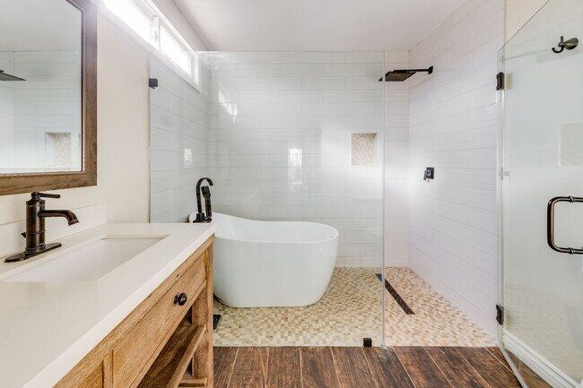 Building Photo - Beautifully Remodeled 4 Bed / 2 Bath Home in Prime Inglewood — Detached Garage + Spacious Yard