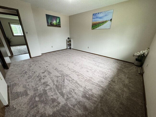 Building Photo - 3 bed, 1.5 bath duplex for rent in Cedar Falls
