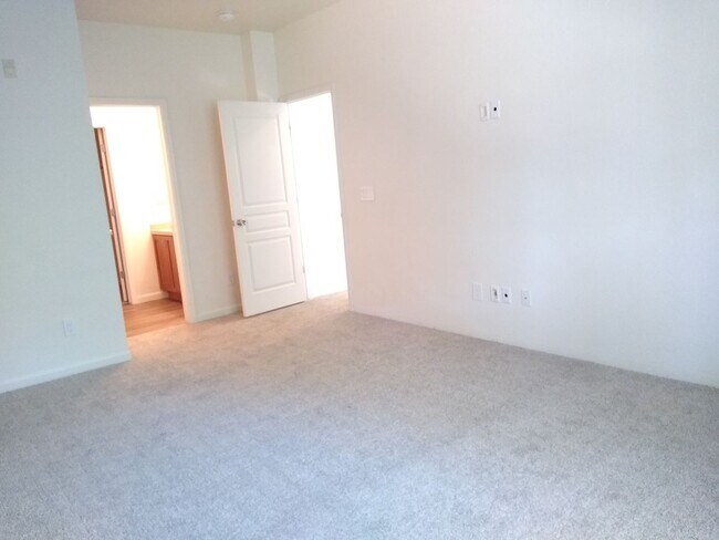 Building Photo - Beautiful and Spacious 3 Bedroom 2 Bath To...