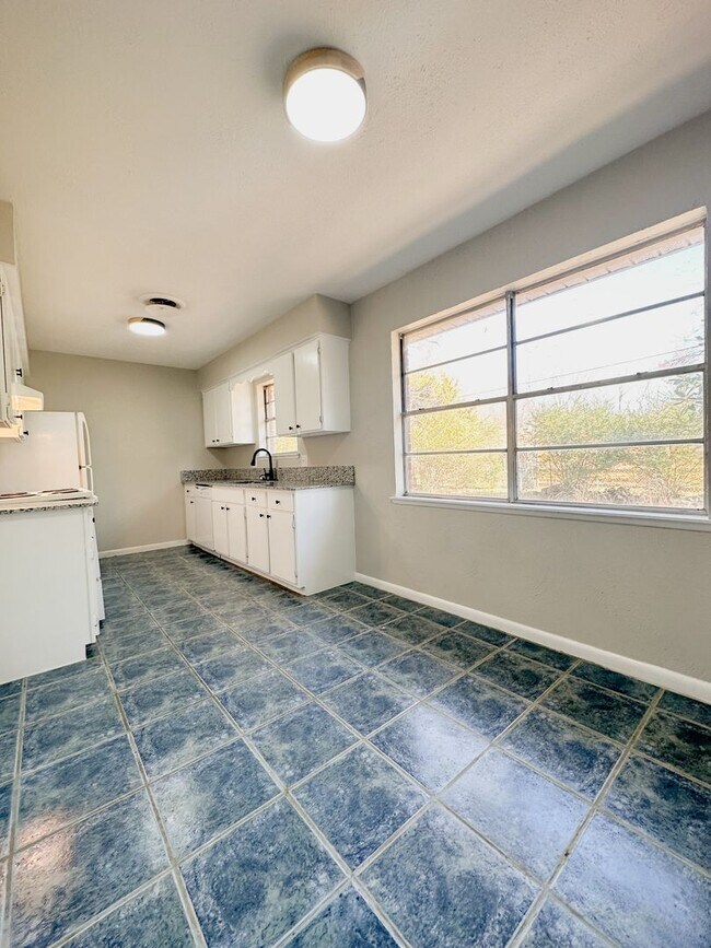 Building Photo - 3bd/2ba Fayetteville Home Available!