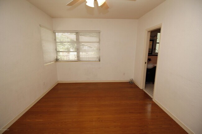 Building Photo - 2108 Oak St