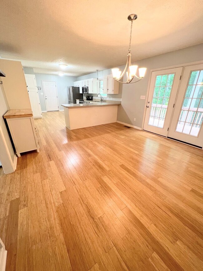 Building Photo - 4 Bedroom Home in Lynchburg
