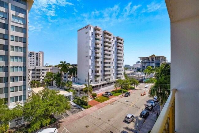 Building Photo - 1340 Lincoln Rd