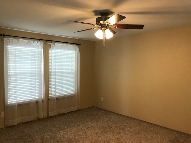 Building Photo - HUGE home in Red Oak!!