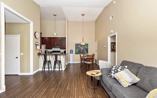 Building Photo - Well-maintained 1 bedroom, 1 bathroom cond...