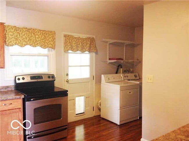 Building Photo - 818 E Auman Dr