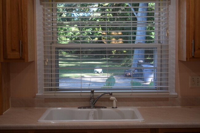 Building Photo - 310 La Salle Ave