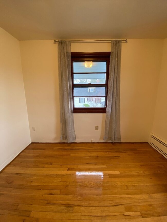 Building Photo - Spacious Upstairs 1 Bedroom/1 Bath Apartme...