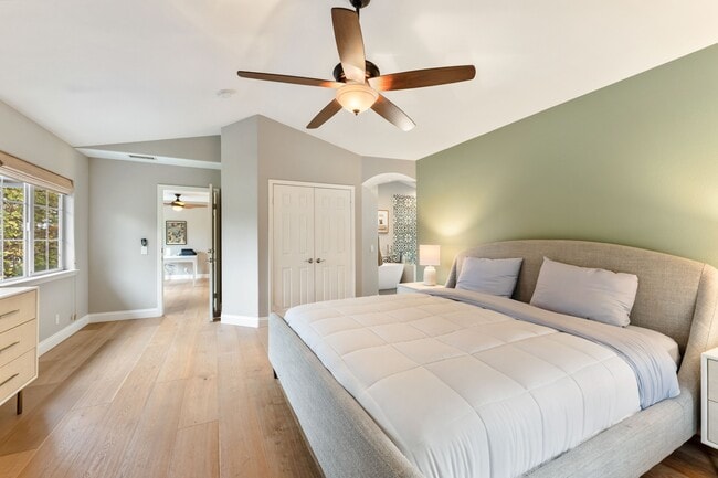 Building Photo - 200 Oak View Ln