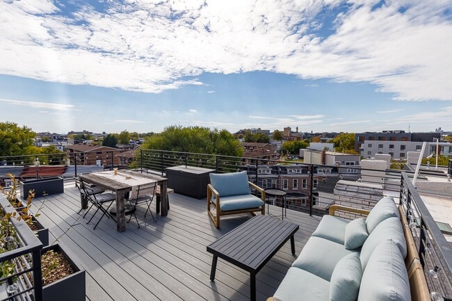 Building Photo - Newer Three Bed-Three Bath Townhouse Condo...