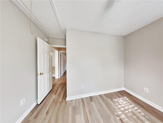 Building Photo - 729 Cooper St SW