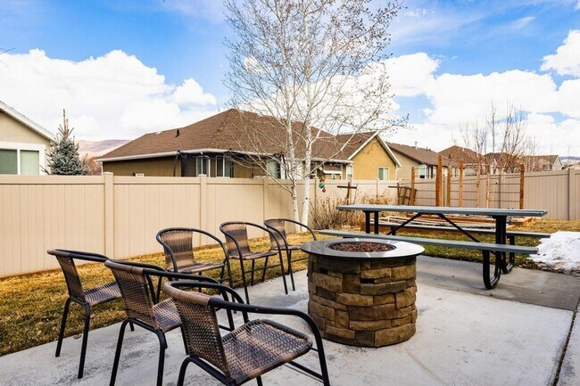 Building Photo - Aspen Pointe Heber Home