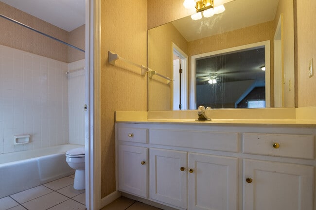 Building Photo - 4135 Knollcrest Cir N