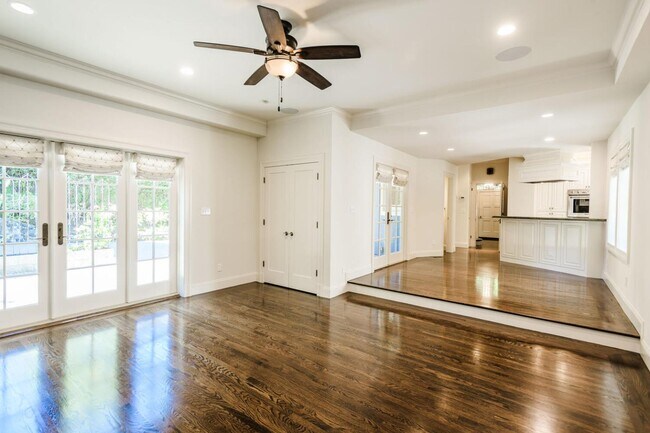 Building Photo - 719 W Poplar Ave