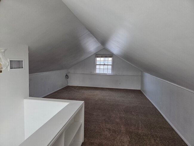 Building Photo - 2528 Beverly St E