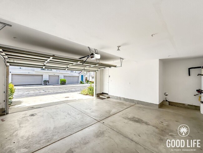 Building Photo - Beautiful 2B/2.5BA Townhouse in Oceanside w/ Washer/Dryer, Attached Garage, and AC!