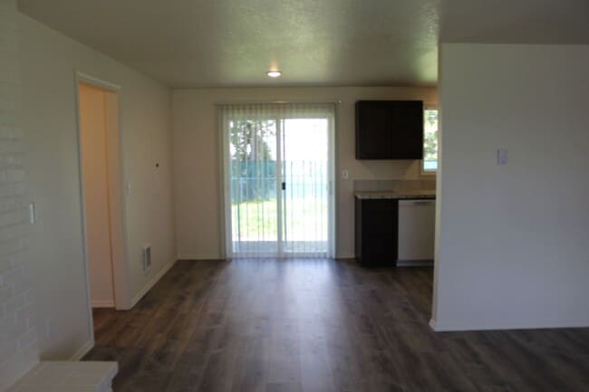 Building Photo - 4 bedroom, 2 bath home near Intel in Hillsboro