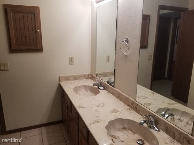 Building Photo - 2 br, 2 bath Condo - 2421 Yellowstone #2202