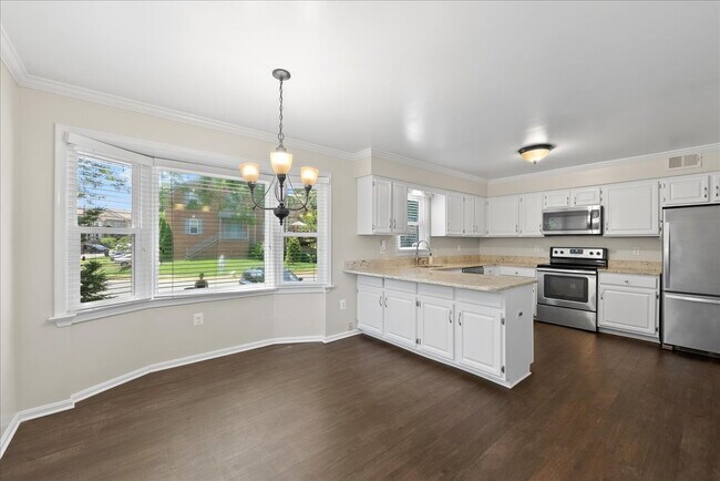 Building Photo - Stunning End-Unit Townhouse with Golf Cour...