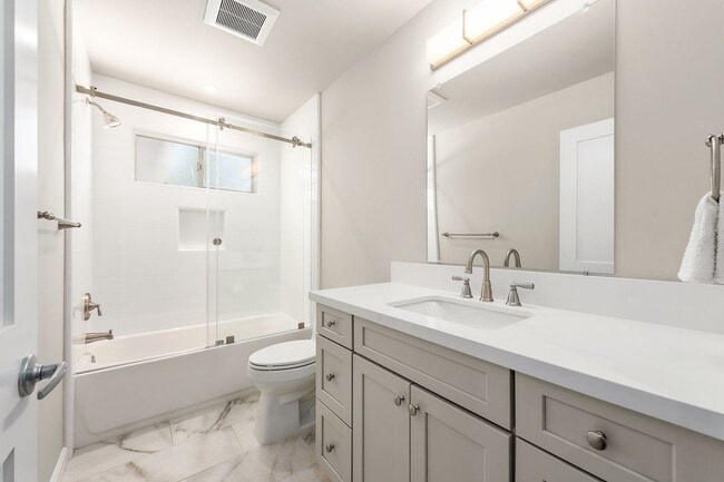 Building Photo - Spacious 3 BD / 2 BA Home with Beautifully...