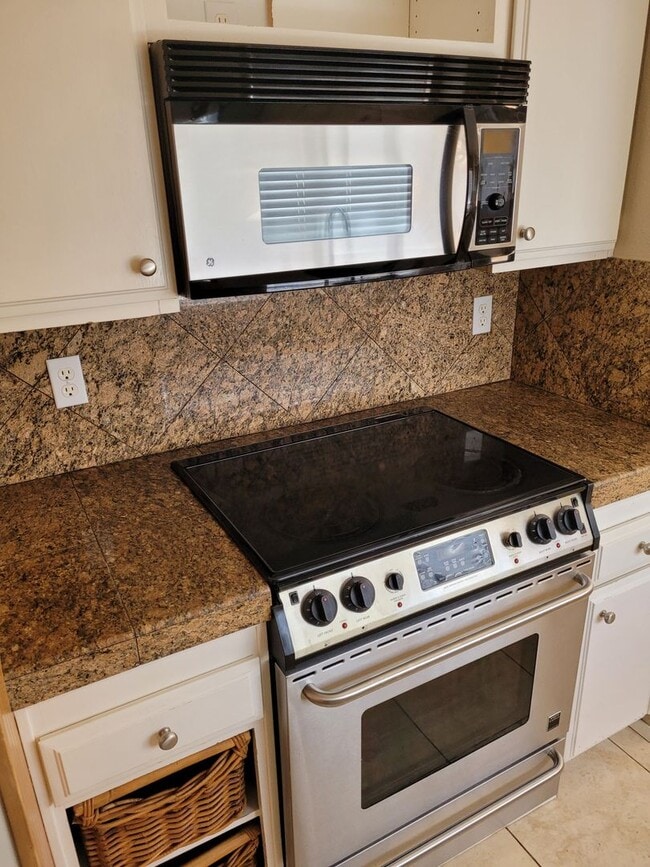 Building Photo - Spacious Home In A Great Location