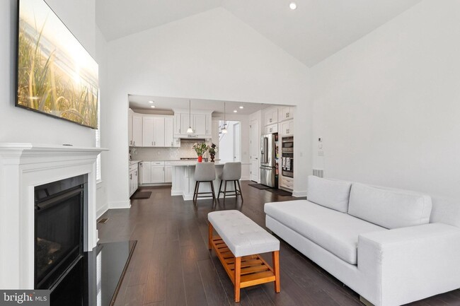 Building Photo - 2 Dogleg Ln