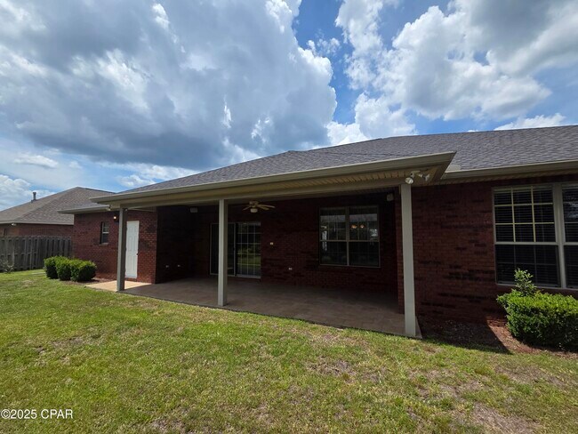 Building Photo - 3401 Hillcrest Dr