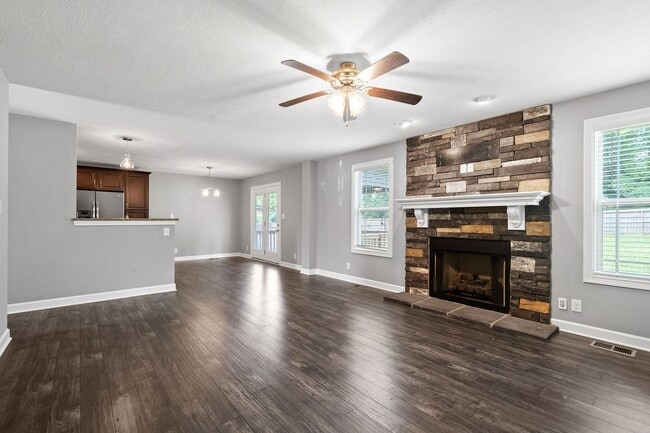 Building Photo - Gorgeous Single-Family with a Bonus Room & Large Fenced Backyard!