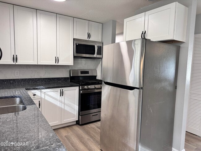 Building Photo - 704 Boston Ct