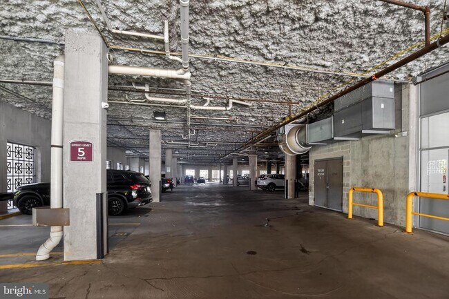 Building Photo - 300 W Elm St