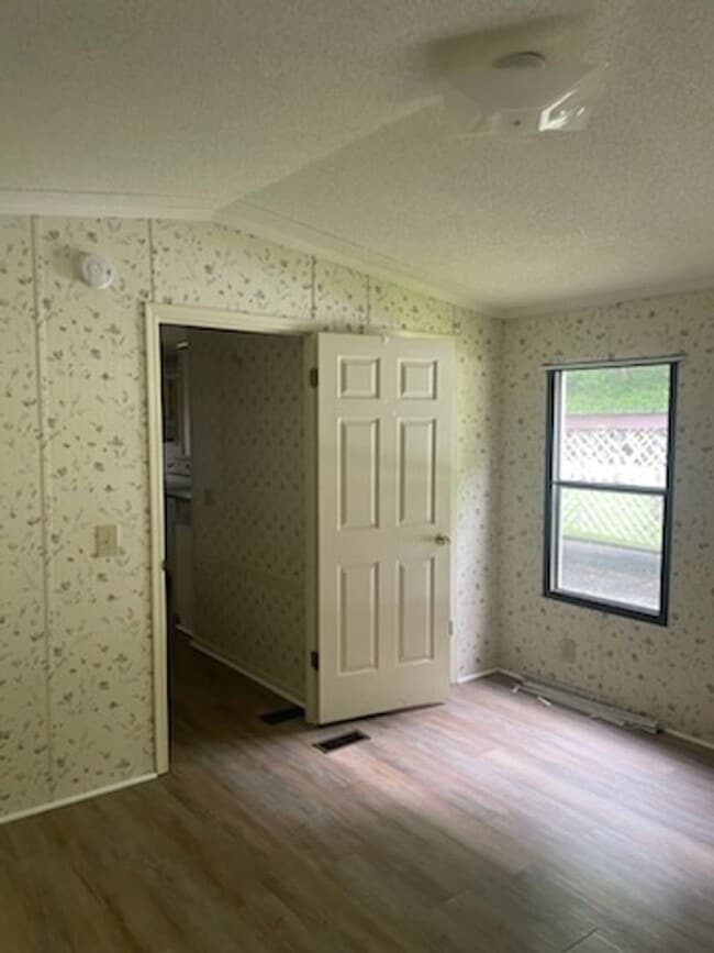 Building Photo - Two Bedroom Mobile Home in Quiet Setting