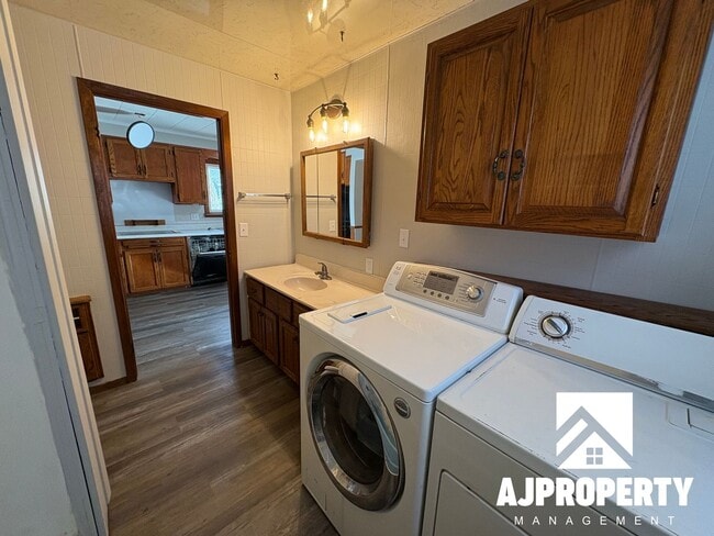 Building Photo - 213 W 39th St