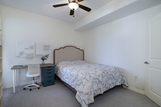 Building Photo - 931 E Walnut St