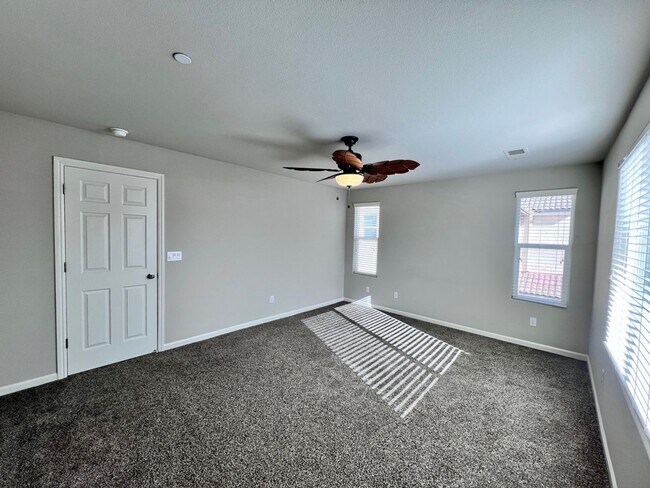 Building Photo - $2,195 DeWolf & Barstow, 3 Bedroom House - Clovis / Community Pool + Neighborhood Parks