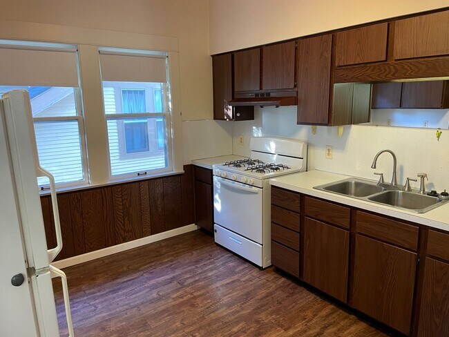 Building Photo - MOVE-IN SPECIAL! Roomy 2 bedroom apartment on the growing NW Side! An availability that won't last!