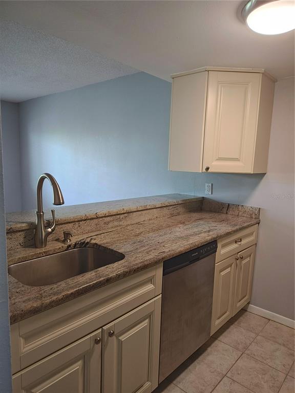 Building Photo - 2525 W Bay Dr