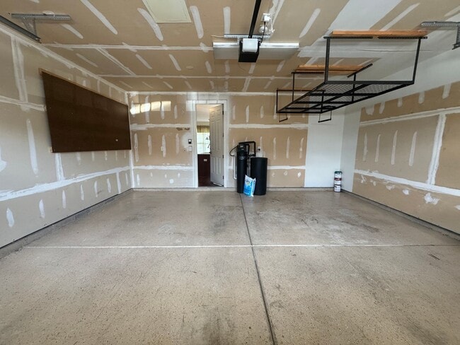 Building Photo - 581 Beehler Dr