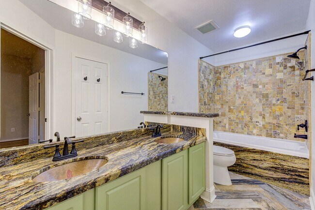 Building Photo - Stylish Woodlands Home Steps from H-E-B & ...