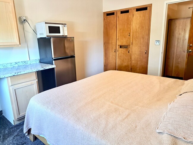 Building Photo - UNDER NEW MANAGEMENT: 2bdrm/1ba Efficiency Room - Pet Friendly!