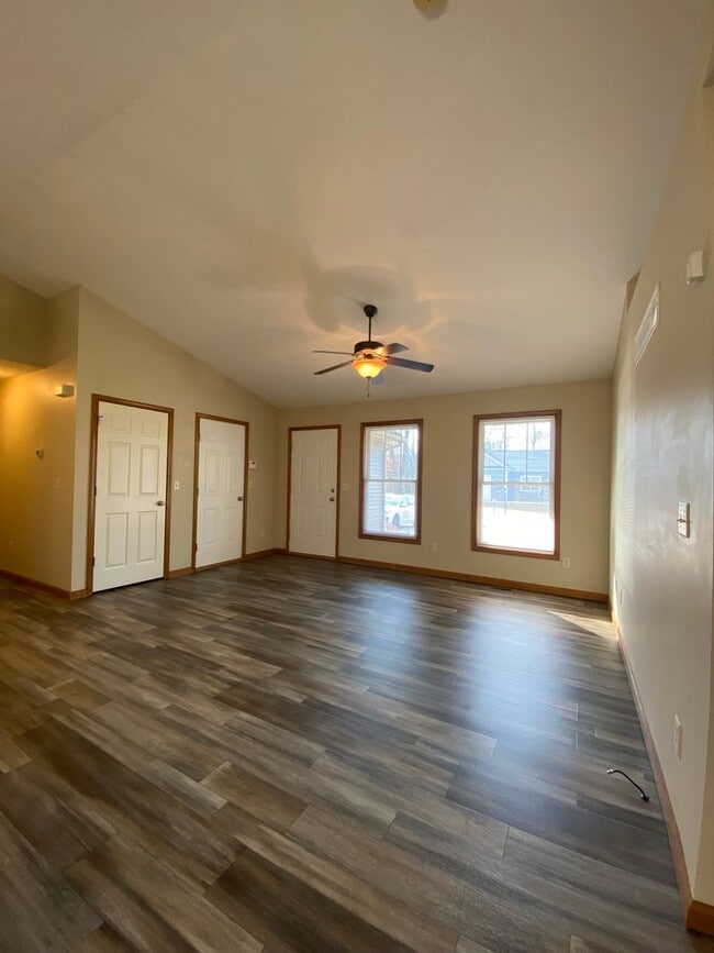 Building Photo - 3 Bedroom Home in Jimtown Schools!