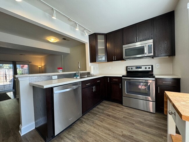Building Photo - Comfortable Townhome in a Haymarket Square Community