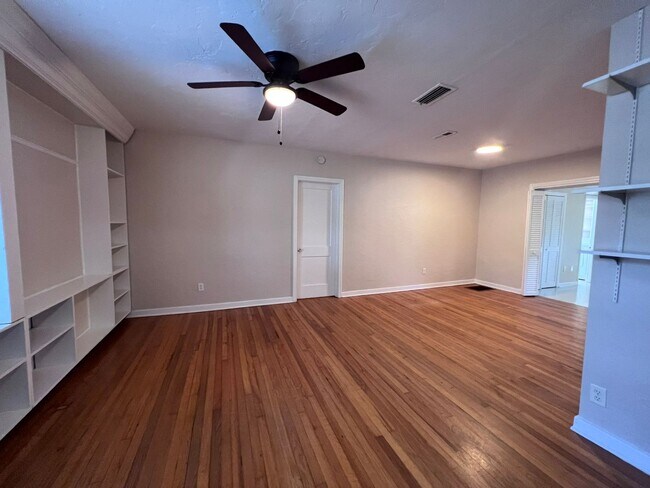 Building Photo - 2/2 House Walking Distance to Campus - Available Fall 2026!