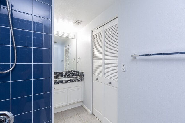 Building Photo - AMAZING 2/2 MARINA DISTRICT CONDO WITH 2 A...