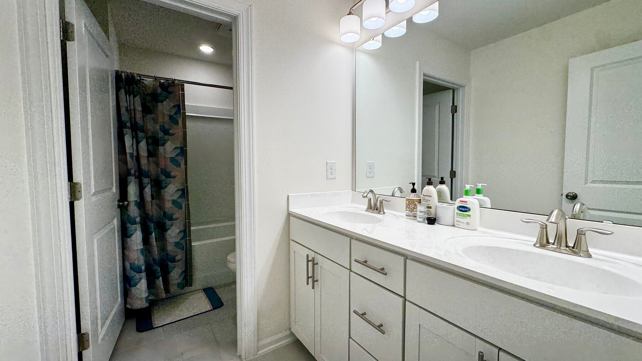 Building Photo - 806 Courting St